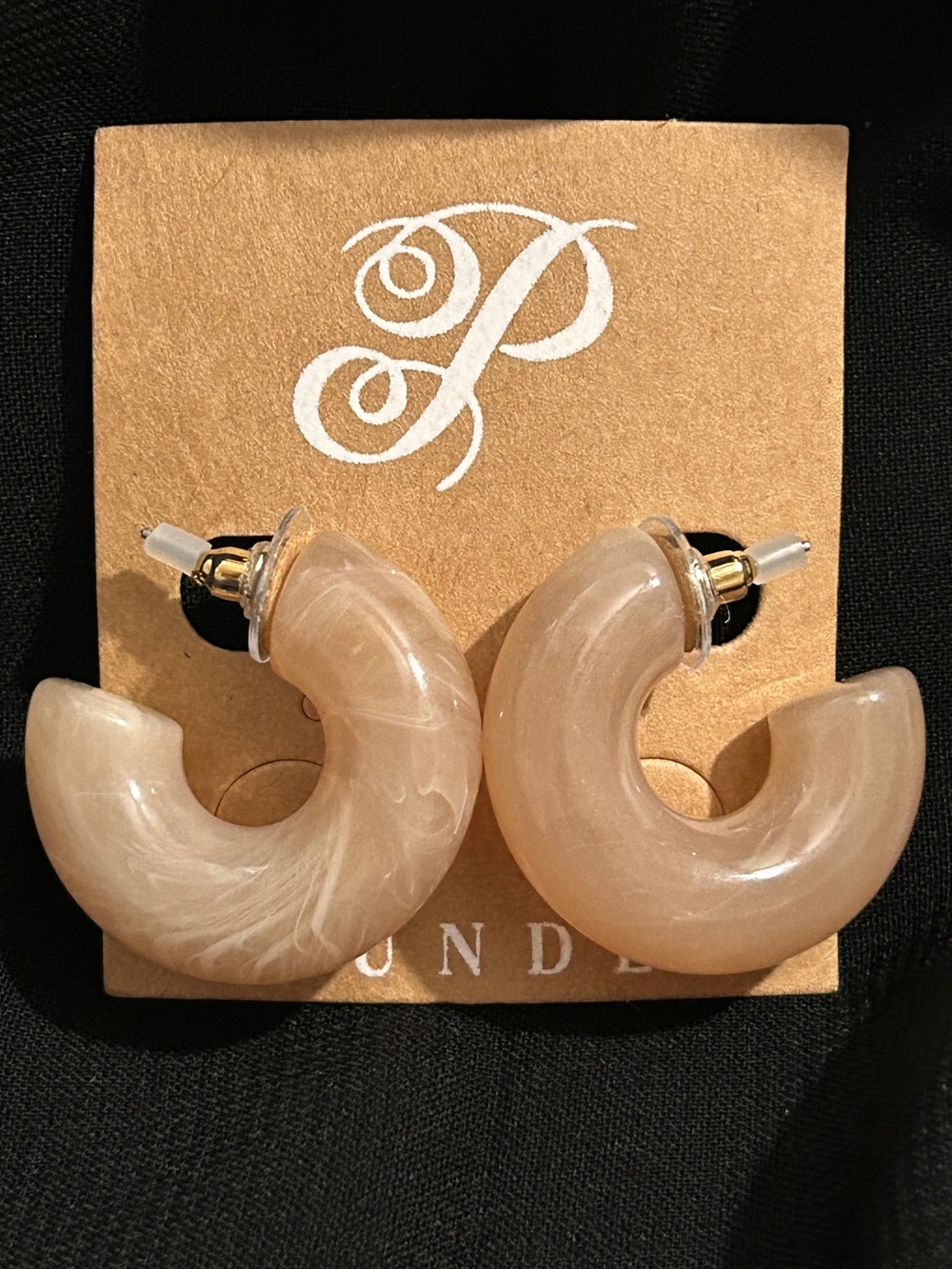 Plunder chunky C-hoop earrings.